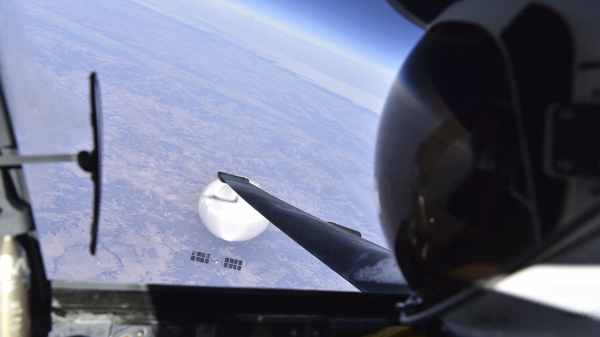 Čínský špeh nad Missouri. Pilot stroje U-2 pořídil působivé selfie se špionážním balonem